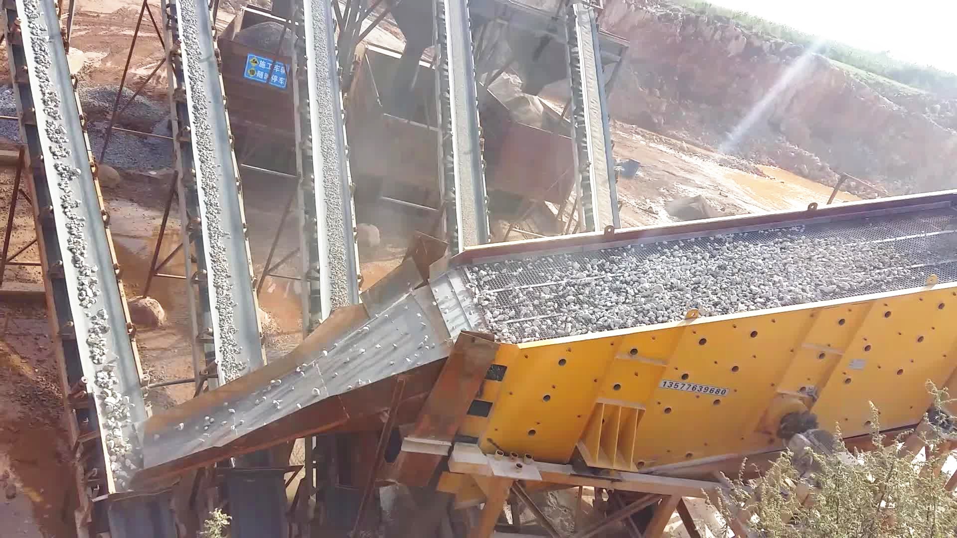 云南陸良日產(chǎn)3000噸二合一石灰石生產(chǎn)線現(xiàn)場一